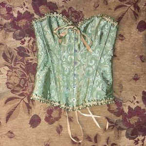 Emerald corset !! Quality: lightly used and great, it’s $18.00 and fits small
